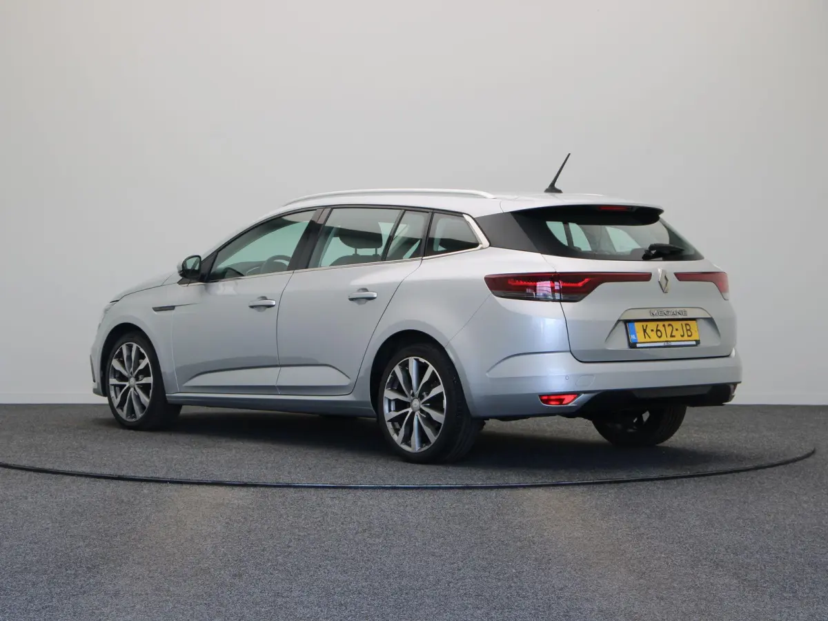 1.3 TCe Business Zen | Voor en achter parkeersensoren | Achteruitrijcamera | Climate Control | Navigatie | 1e eigenaar |