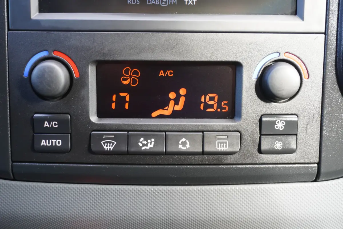 100pk Euro6 Automaat Trekhaak Camera Cruise control Climate control Airco