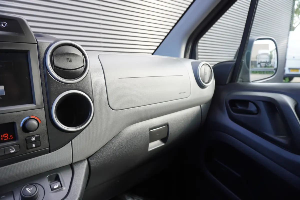 100pk Euro6 Automaat Trekhaak Camera Cruise control Climate control Airco