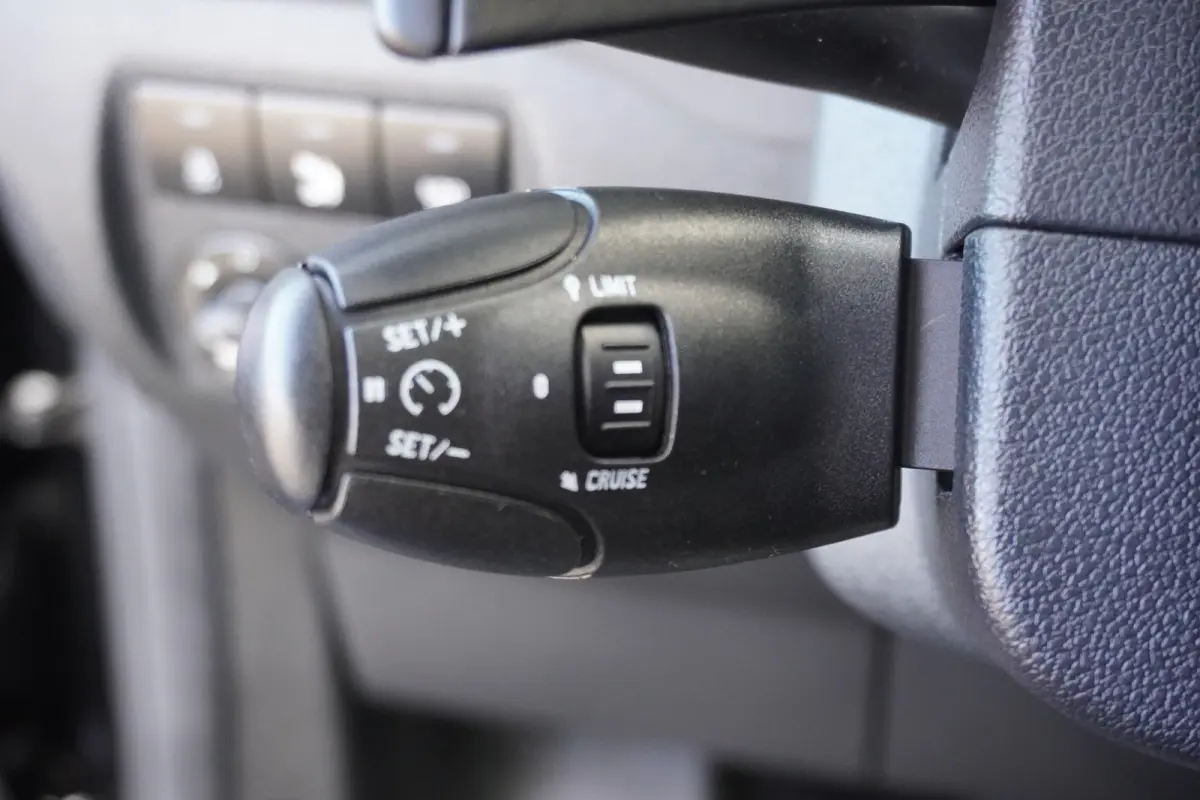 100pk Euro6 Automaat Trekhaak Camera Cruise control Climate control Airco