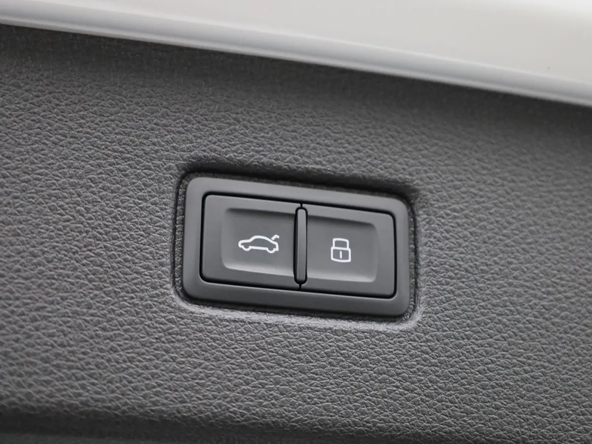 60 TFSI e quattro Pro Line S Competition 490 PK l Adaptive cruise control l Glazen panoramadak l Bang & Olufsen Advanced 3D l Dodehoekdetectie l 360 graden camera l Luchtvering l Stoelverwar
