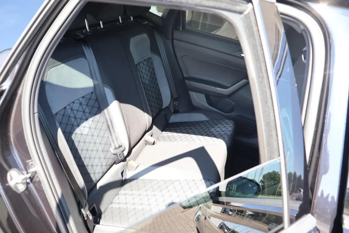 1.0 TSI 95pk R-Line | Adaptive Cruise | PDC | Apple Carplay | Clima