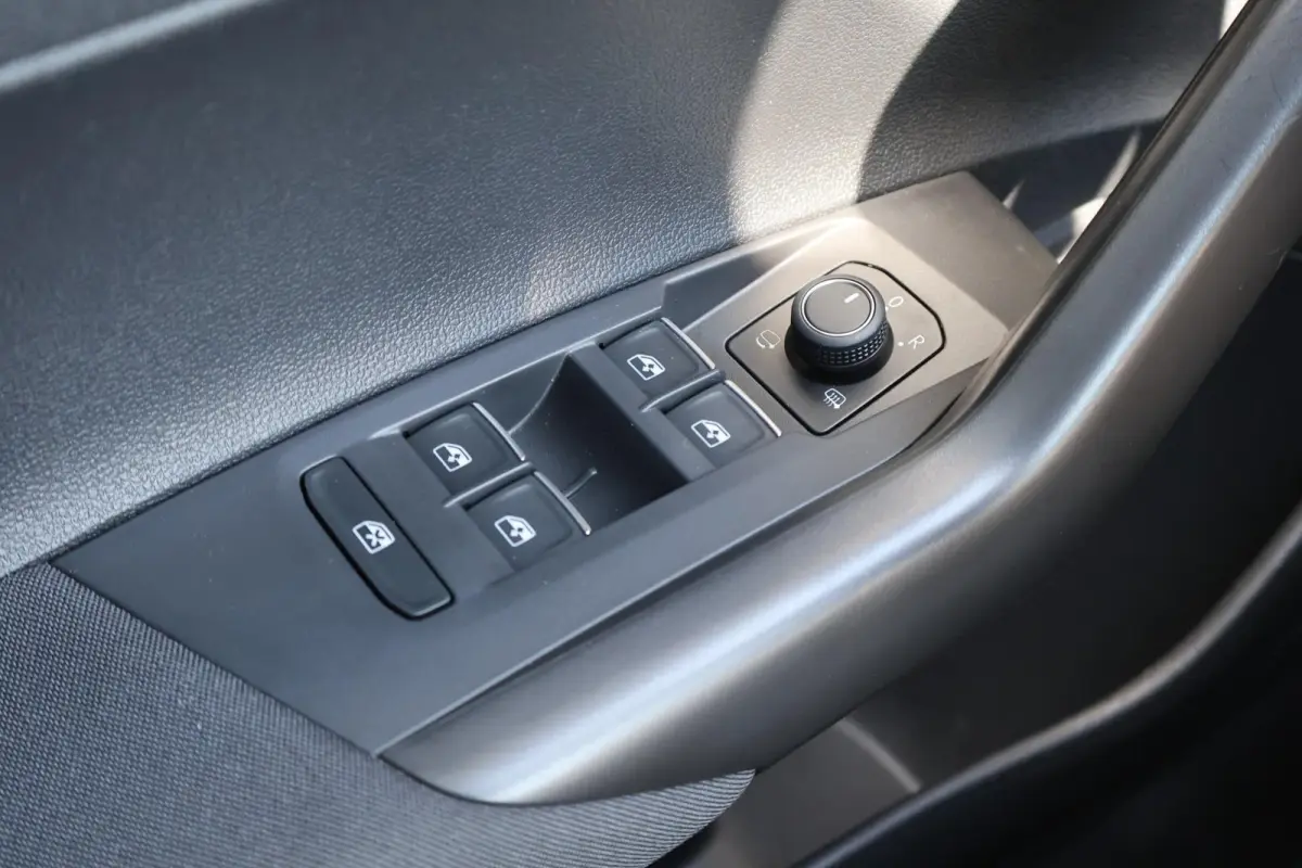 1.0 TSI 95pk R-Line | Adaptive Cruise | PDC | Apple Carplay | Clima