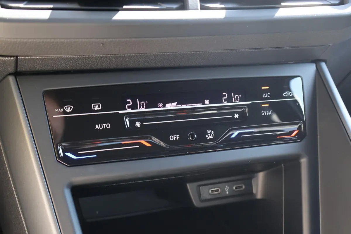 1.0 TSI 95pk R-Line | Adaptive Cruise | PDC | Apple Carplay | Clima