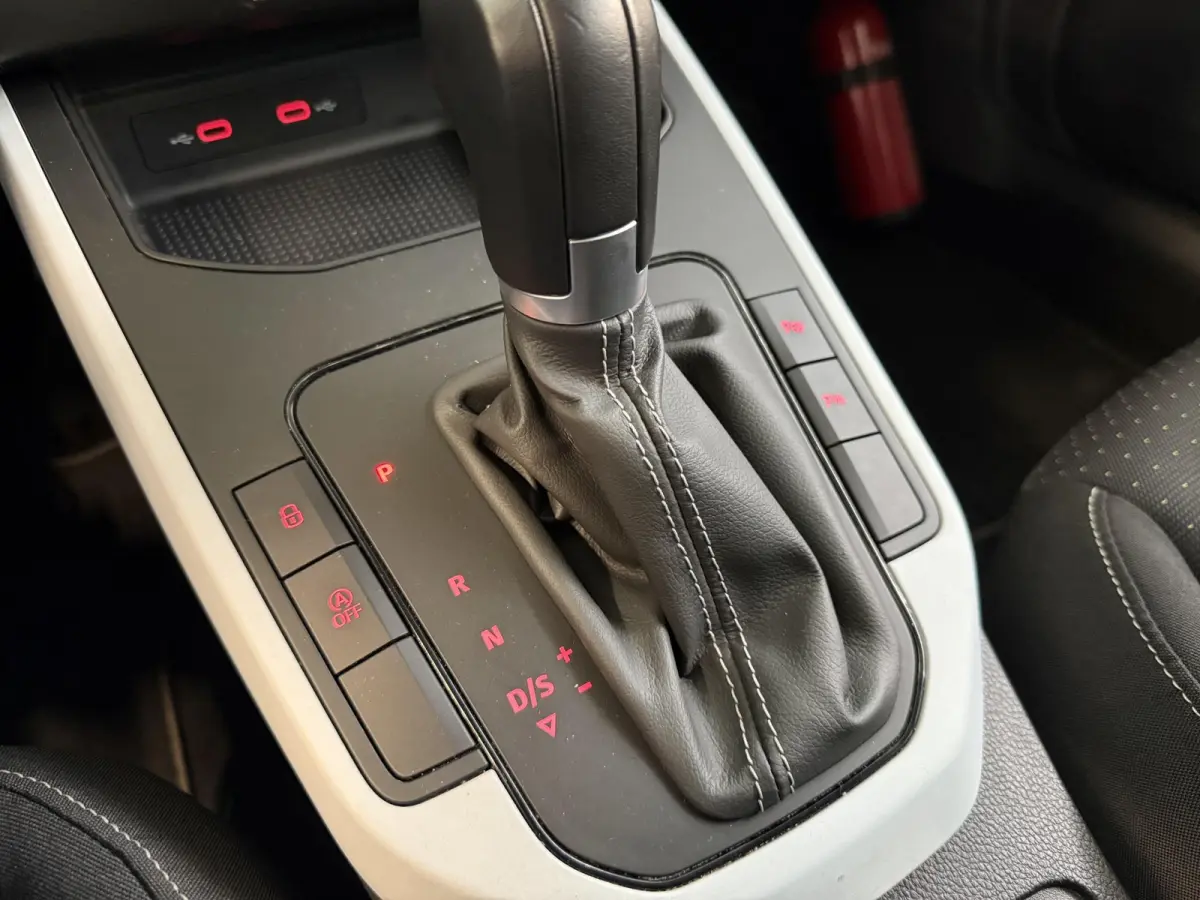 1.0 TSI 110pk Automaat Style Business Connect Climate Control Navigatie Apple Carplay/Android Auto  Cruise Control PDC Achter Lichtmetalen Velgen