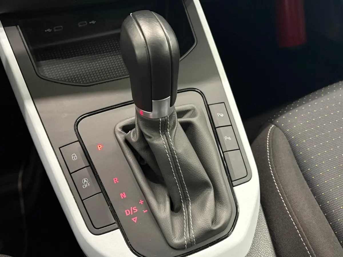 1.0 TSI 110pk Automaat Style Business Connect Climate Control Navigatie Apple Carplay/Android Auto  Cruise Control PDC Achter Lichtmetalen Velgen