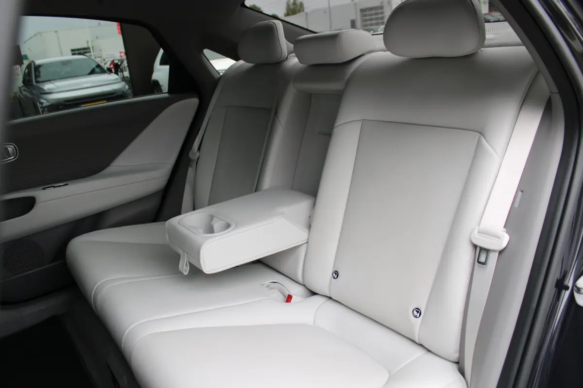 Lounge 77.4 kWh