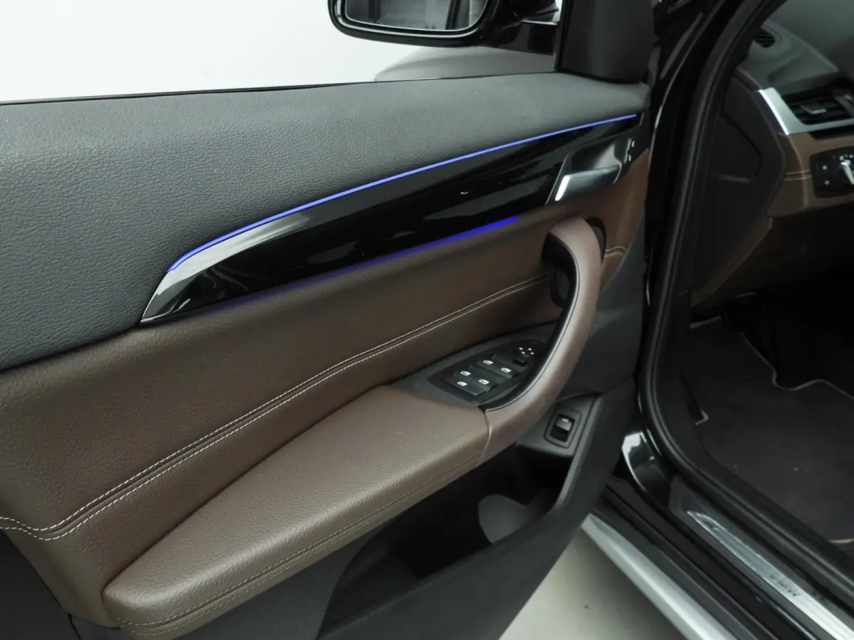 sDrive20i | LED | Leder | HUD | Trekhaak | Sportstoelen | Stoelverwarming | DAB | Hifi speakers | Alu 18 inch