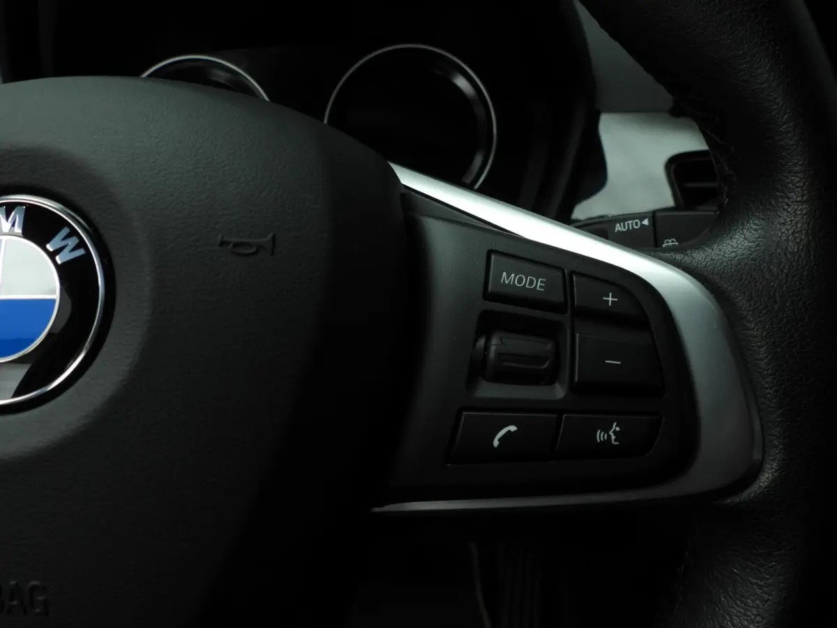 sDrive20i | LED | Leder | HUD | Trekhaak | Sportstoelen | Stoelverwarming | DAB | Hifi speakers | Alu 18 inch