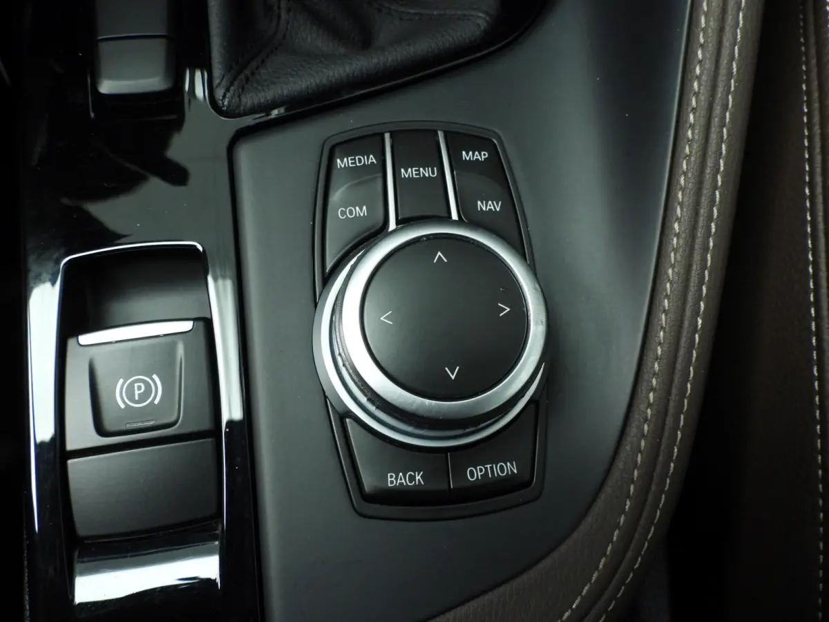 sDrive20i | LED | Leder | HUD | Trekhaak | Sportstoelen | Stoelverwarming | DAB | Hifi speakers | Alu 18 inch