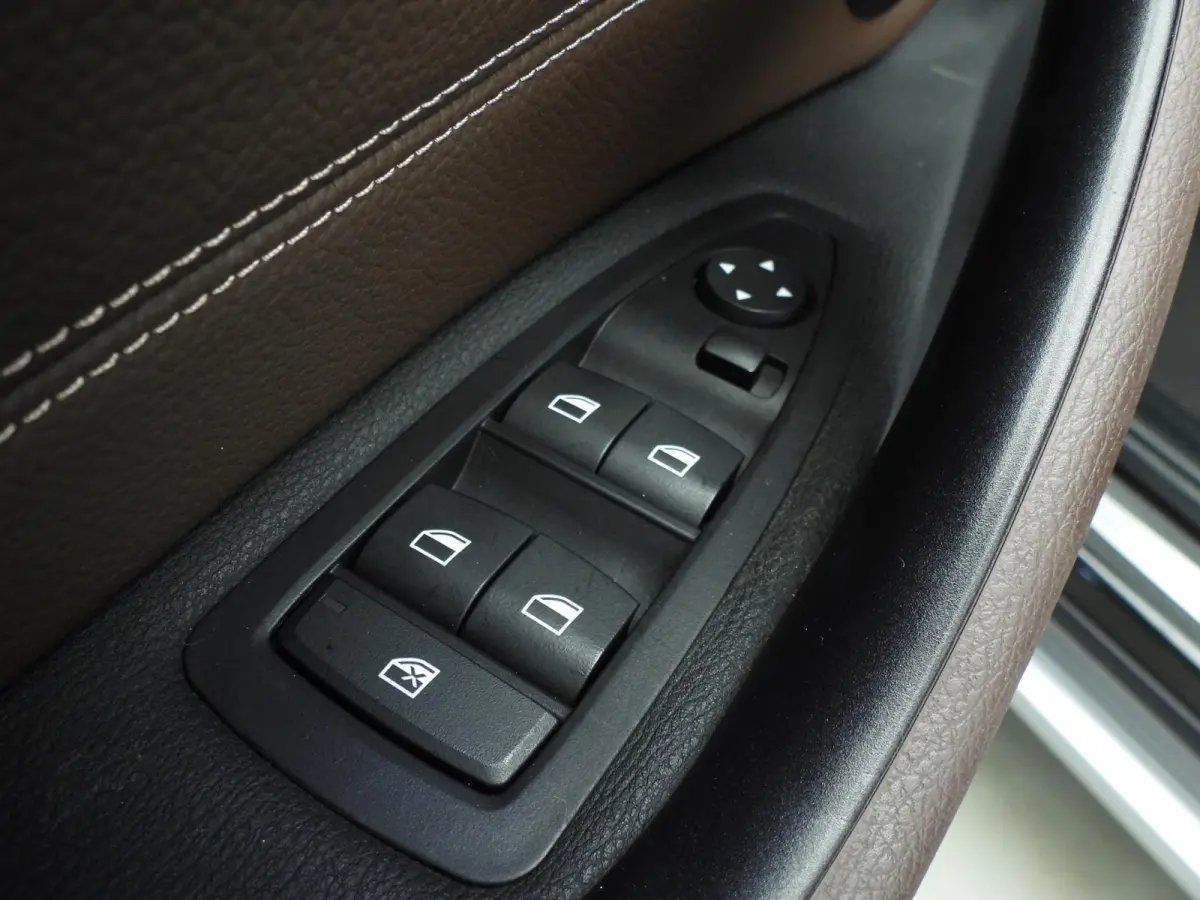 sDrive20i | LED | Leder | HUD | Trekhaak | Sportstoelen | Stoelverwarming | DAB | Hifi speakers | Alu 18 inch