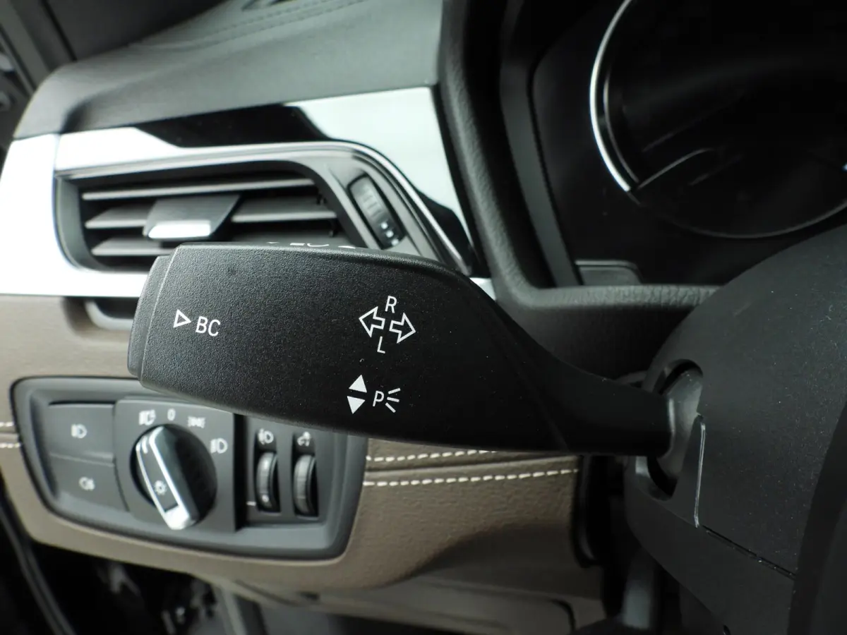 sDrive20i | LED | Leder | HUD | Trekhaak | Sportstoelen | Stoelverwarming | DAB | Hifi speakers | Alu 18 inch