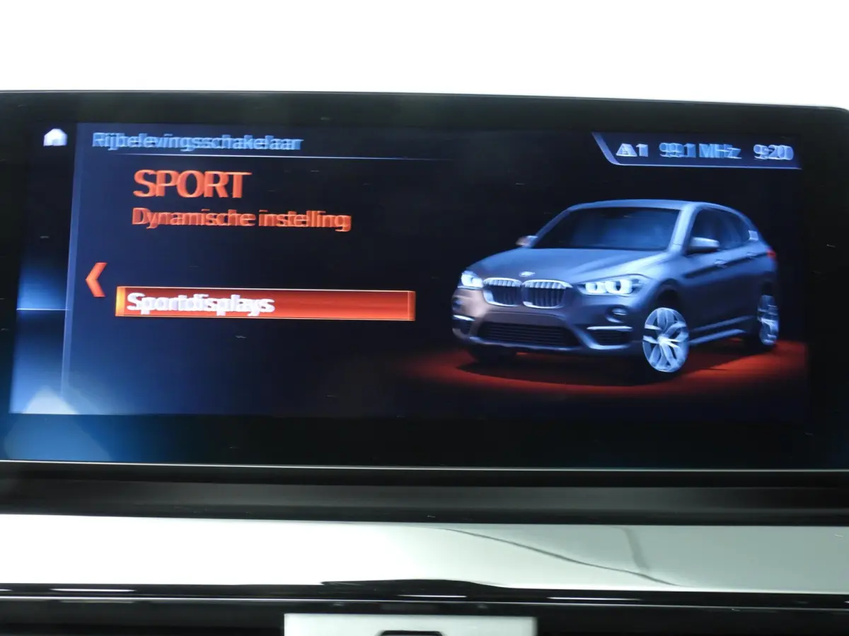 sDrive20i | LED | Leder | HUD | Trekhaak | Sportstoelen | Stoelverwarming | DAB | Hifi speakers | Alu 18 inch