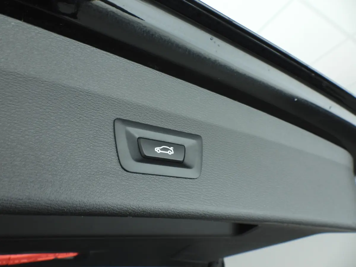 sDrive20i | LED | Leder | HUD | Trekhaak | Sportstoelen | Stoelverwarming | DAB | Hifi speakers | Alu 18 inch