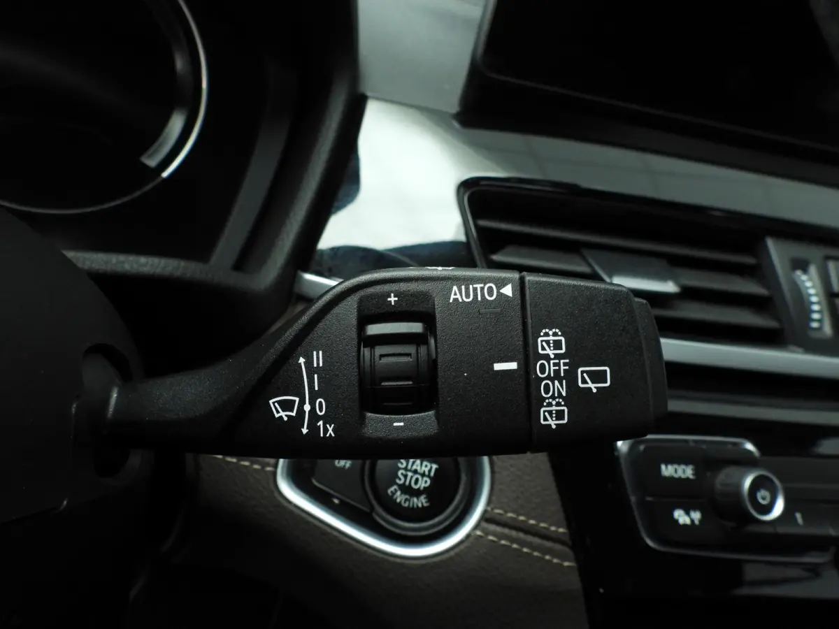 sDrive20i | LED | Leder | HUD | Trekhaak | Sportstoelen | Stoelverwarming | DAB | Hifi speakers | Alu 18 inch
