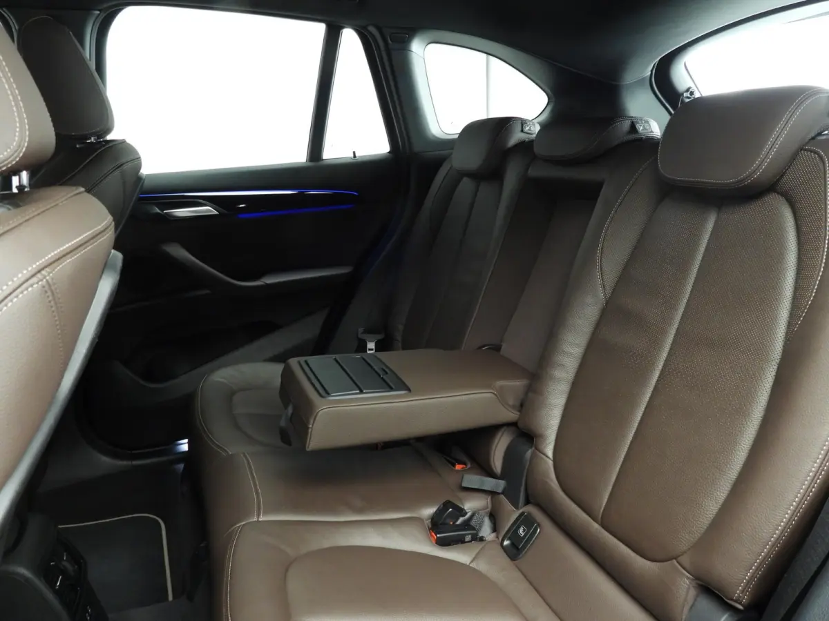 sDrive20i | LED | Leder | HUD | Trekhaak | Sportstoelen | Stoelverwarming | DAB | Hifi speakers | Alu 18 inch