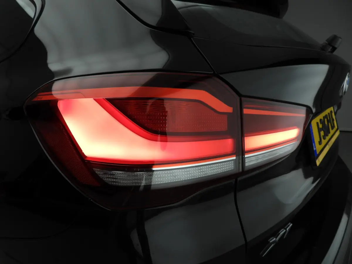sDrive20i | LED | Leder | HUD | Trekhaak | Sportstoelen | Stoelverwarming | DAB | Hifi speakers | Alu 18 inch