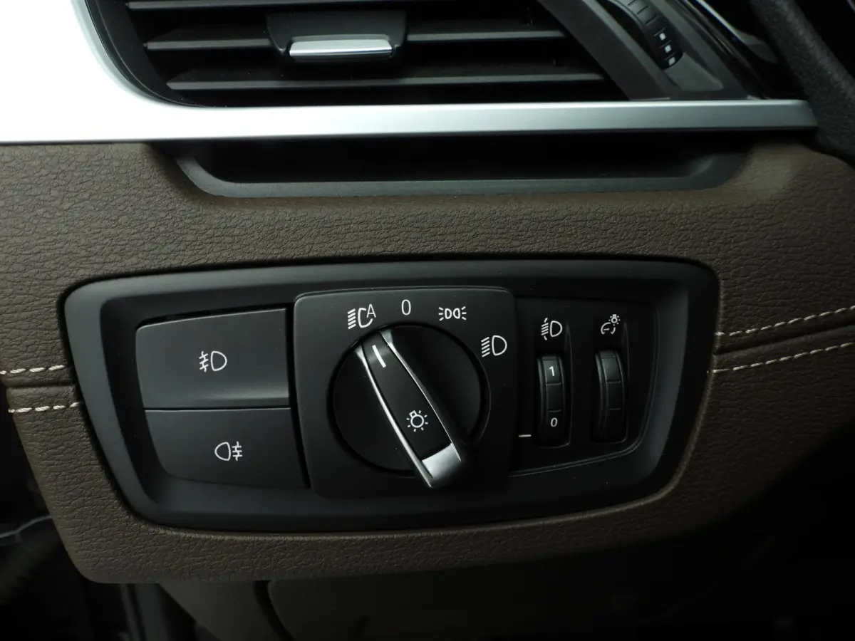 sDrive20i | LED | Leder | HUD | Trekhaak | Sportstoelen | Stoelverwarming | DAB | Hifi speakers | Alu 18 inch