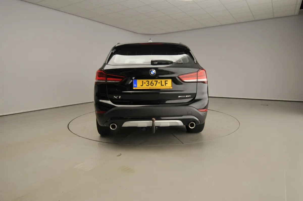 sDrive20i | LED | Leder | HUD | Trekhaak | Sportstoelen | Stoelverwarming | DAB | Hifi speakers | Alu 18 inch