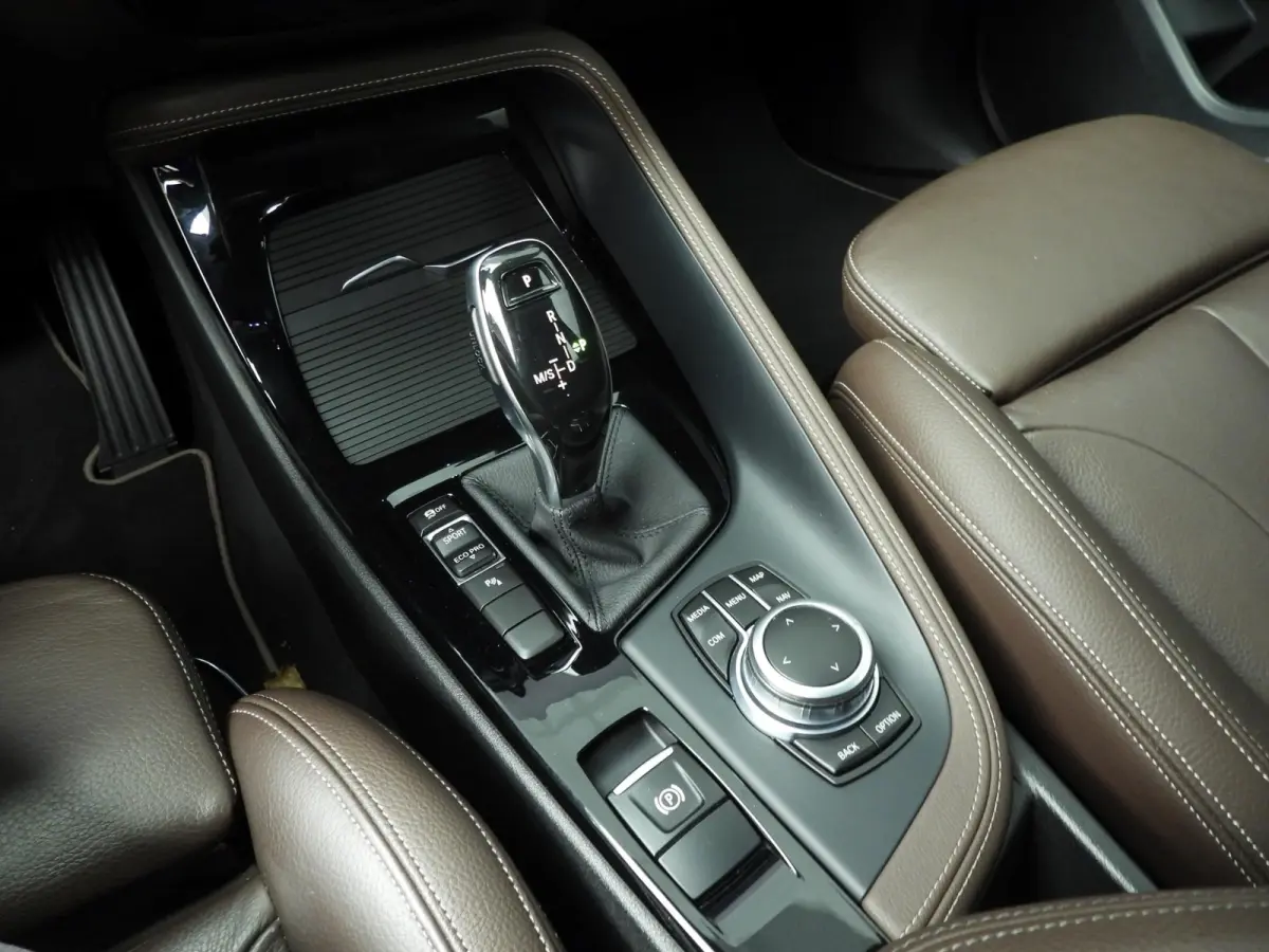 sDrive20i | LED | Leder | HUD | Trekhaak | Sportstoelen | Stoelverwarming | DAB | Hifi speakers | Alu 18 inch
