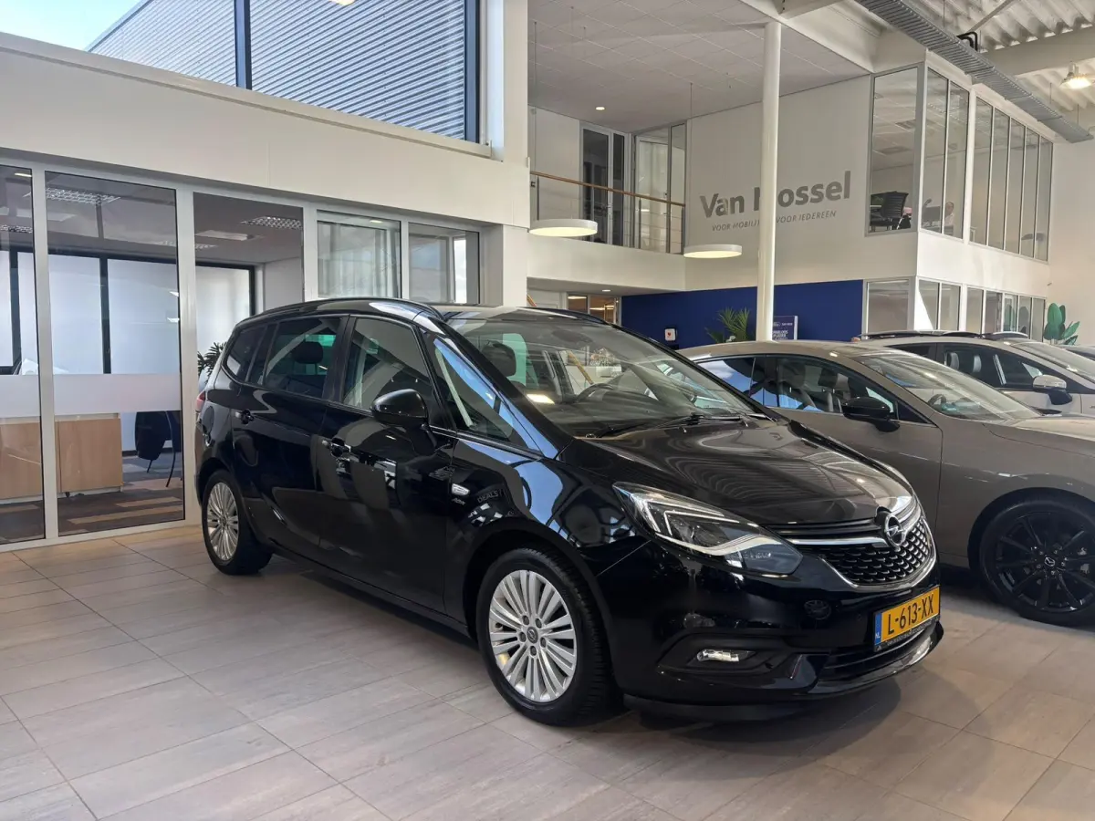 Tourer 1.4 Edition | Met dakdragers | Inclusief ingebouwde uitklapbare fietsendrager !