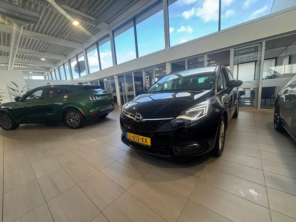 Tourer 1.4 Edition | Met dakdragers | Inclusief ingebouwde uitklapbare fietsendrager !