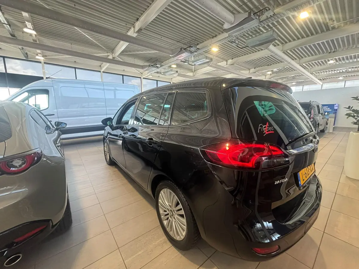 Tourer 1.4 Edition | Met dakdragers | Inclusief ingebouwde uitklapbare fietsendrager !