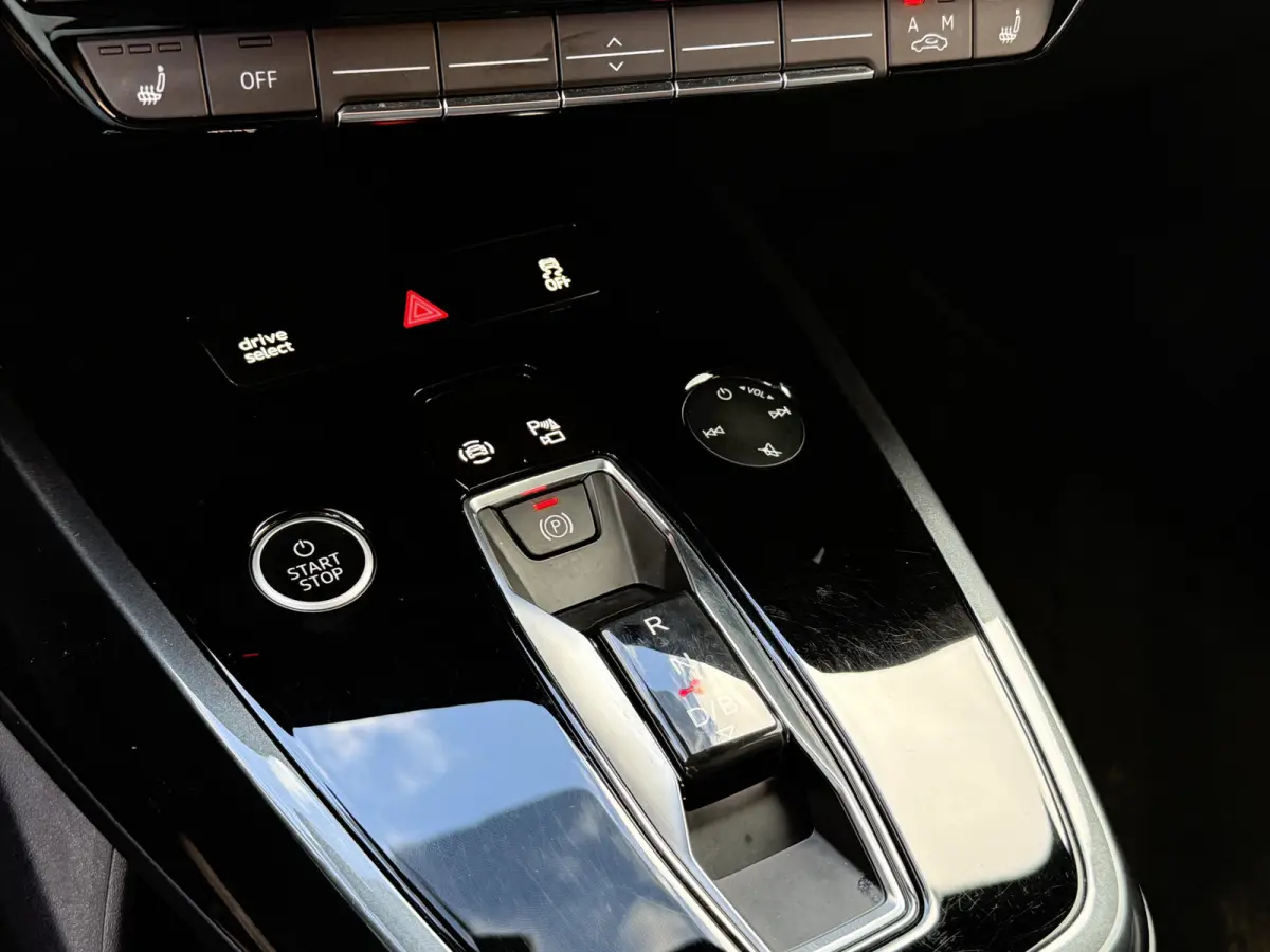 BWJ 2021 40 Launch edition 204 PK S Competition 77 kWh ADAPTIVE CRUISE | 360 CAM. | KEYLESS | PANODAK | MEMORY | RS STOELEN | HUD | DODE HOEK | ELKTR.STOELEN | LEDER | STOELVERW. | ELEK. KLE