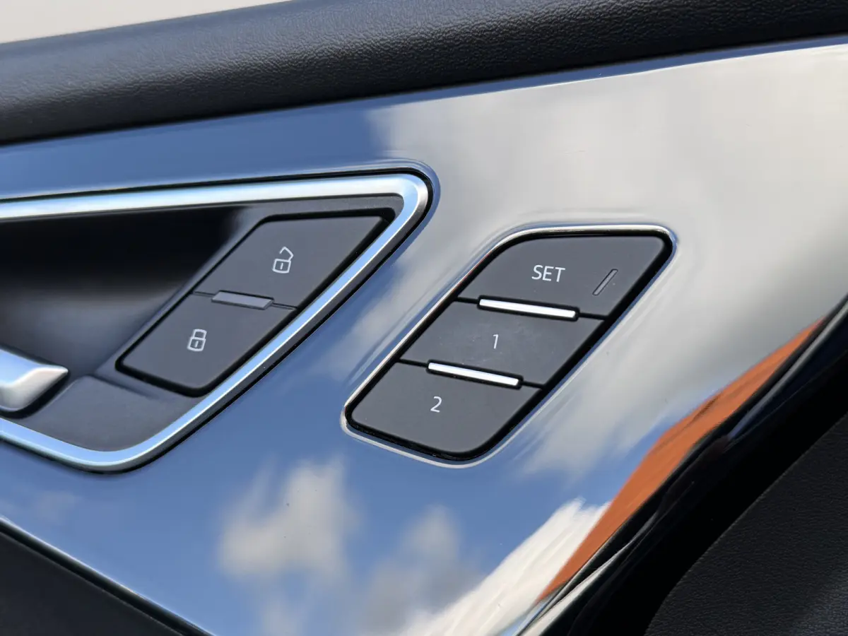 BWJ 2021 40 Launch edition 204 PK S Competition 77 kWh ADAPTIVE CRUISE | 360 CAM. | KEYLESS | PANODAK | MEMORY | RS STOELEN | HUD | DODE HOEK | ELKTR.STOELEN | LEDER | STOELVERW. | ELEK. KLE