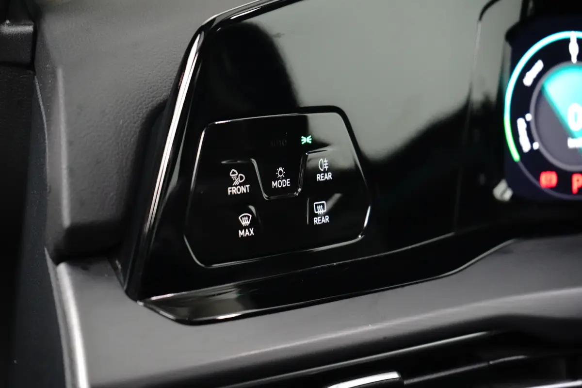 1.4 eHybrid Style l Elektr. Stoel incl Memory l Trekhaak Elektr. l Velours Bekleding l Stoelverwarming l Side Assist l Sensoren voor en achter l