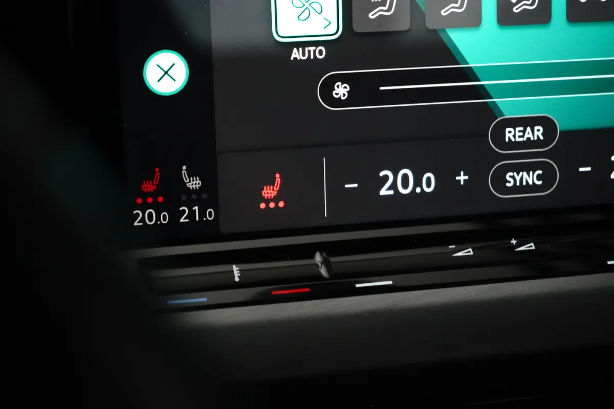 1.4 eHybrid Style l Elektr. Stoel incl Memory l Trekhaak Elektr. l Velours Bekleding l Stoelverwarming l Side Assist l Sensoren voor en achter l