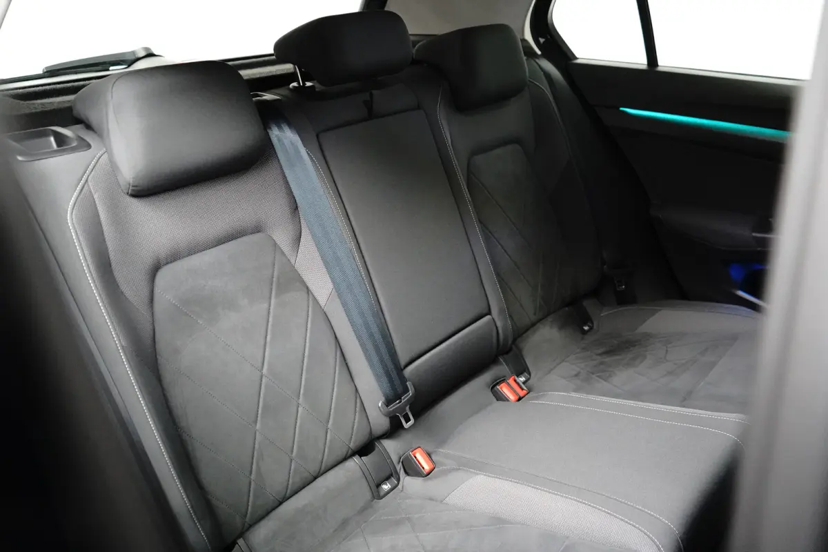 1.4 eHybrid Style l Elektr. Stoel incl Memory l Trekhaak Elektr. l Velours Bekleding l Stoelverwarming l Side Assist l Sensoren voor en achter l