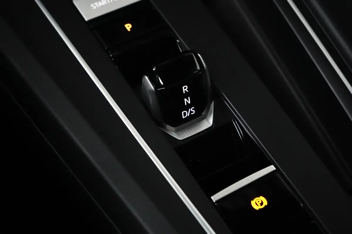 1.4 eHybrid Style l Elektr. Stoel incl Memory l Trekhaak Elektr. l Velours Bekleding l Stoelverwarming l Side Assist l Sensoren voor en achter l