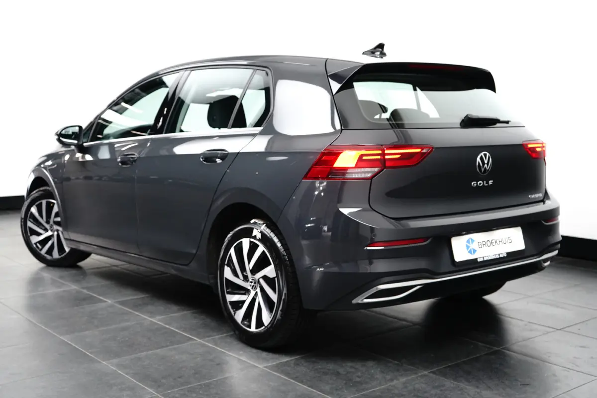 1.4 eHybrid Style l Elektr. Stoel incl Memory l Trekhaak Elektr. l Velours Bekleding l Stoelverwarming l Side Assist l Sensoren voor en achter l
