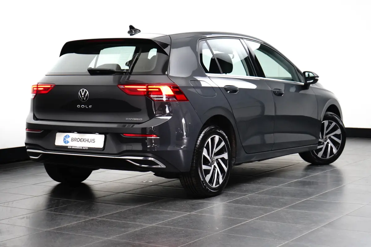 1.4 eHybrid Style l Elektr. Stoel incl Memory l Trekhaak Elektr. l Velours Bekleding l Stoelverwarming l Side Assist l Sensoren voor en achter l