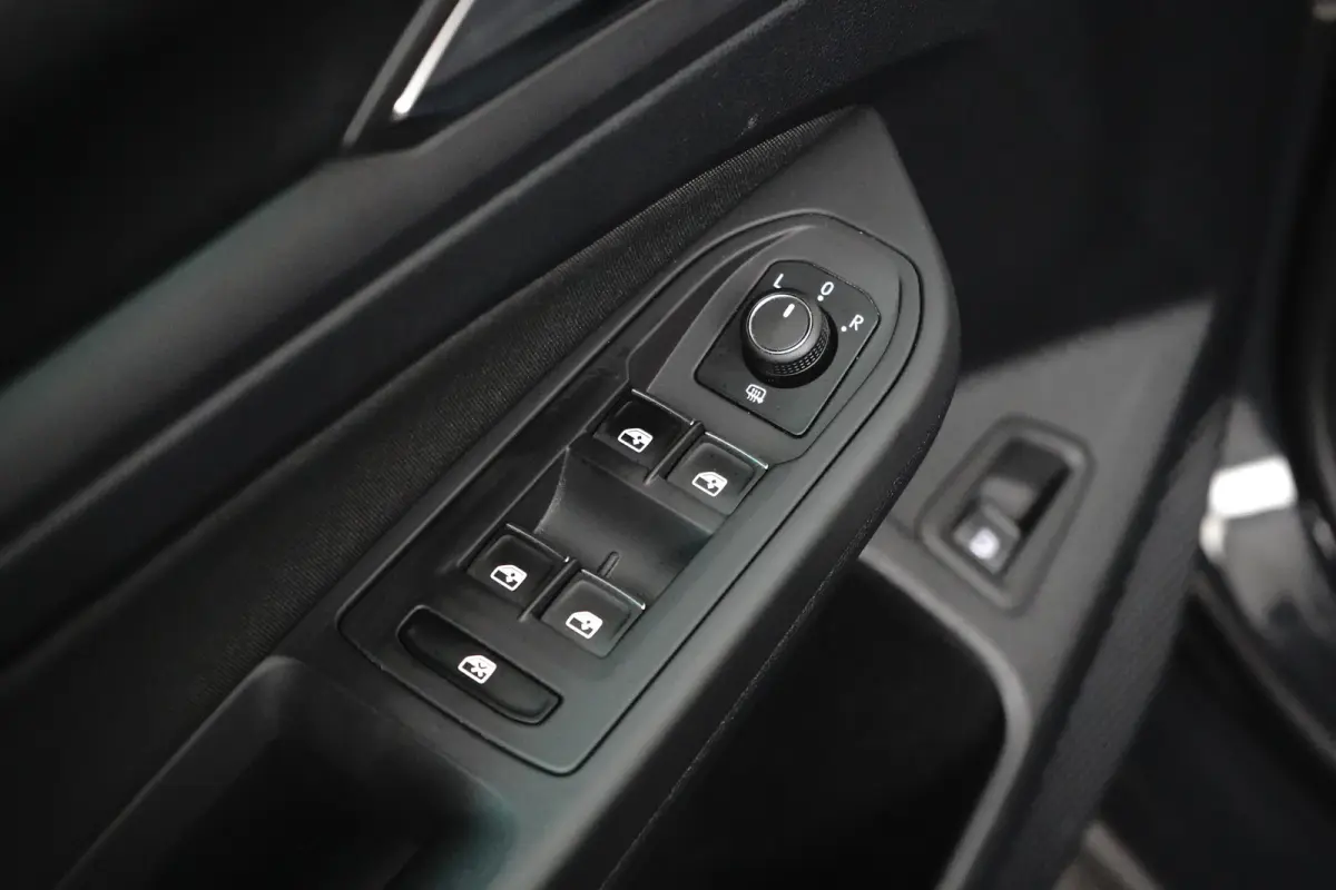 1.4 eHybrid Style l Elektr. Stoel incl Memory l Trekhaak Elektr. l Velours Bekleding l Stoelverwarming l Side Assist l Sensoren voor en achter l
