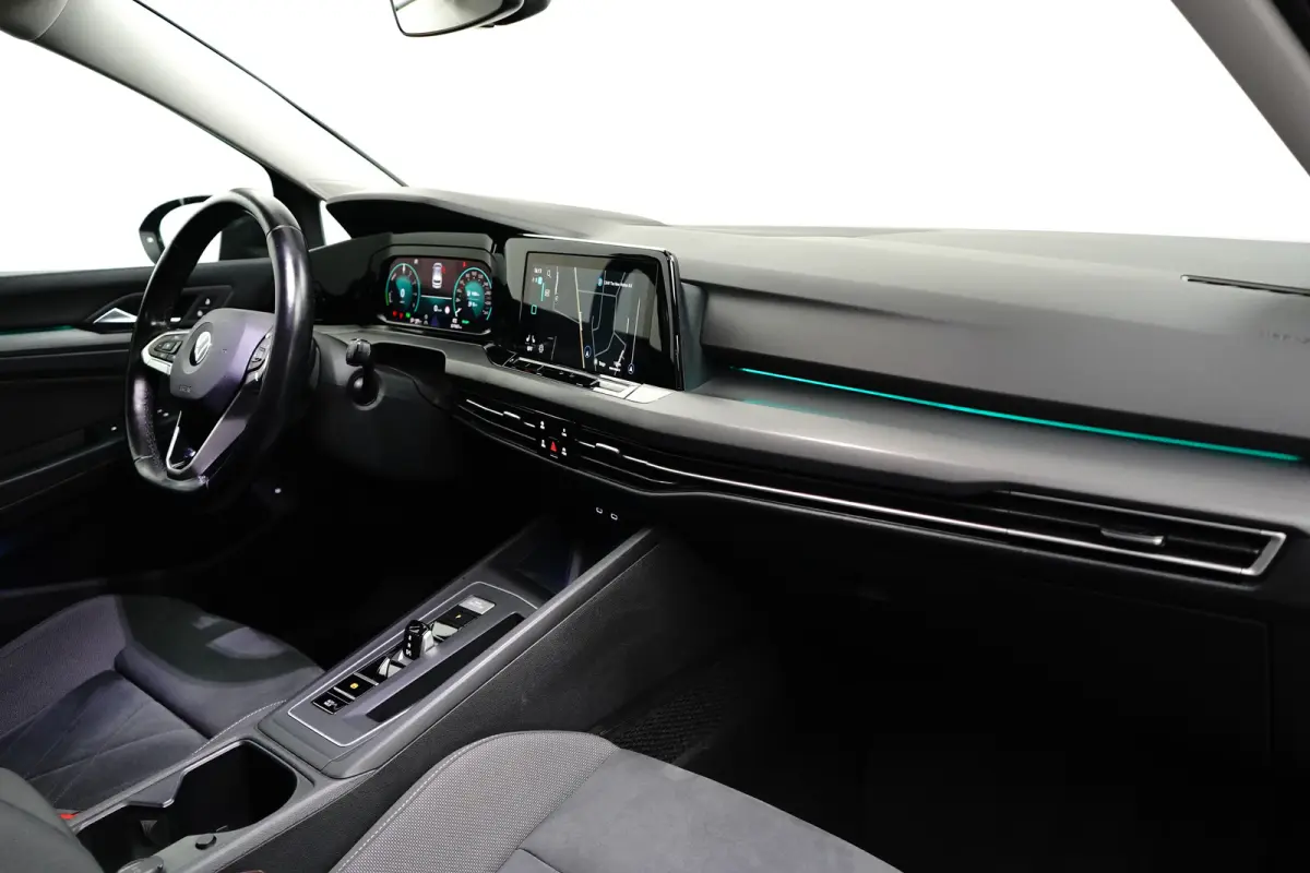 1.4 eHybrid Style l Elektr. Stoel incl Memory l Trekhaak Elektr. l Velours Bekleding l Stoelverwarming l Side Assist l Sensoren voor en achter l