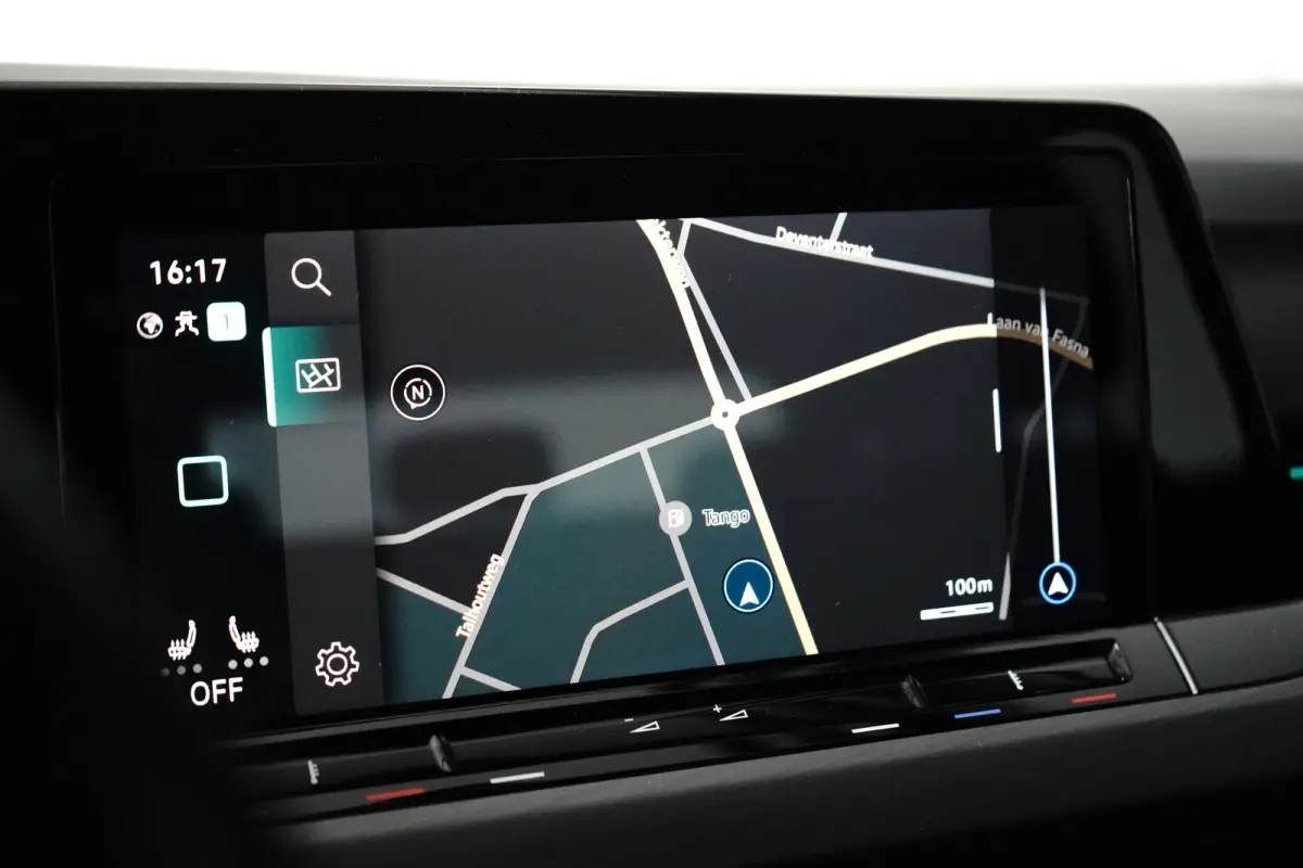 1.4 eHybrid Style l Elektr. Stoel incl Memory l Trekhaak Elektr. l Velours Bekleding l Stoelverwarming l Side Assist l Sensoren voor en achter l