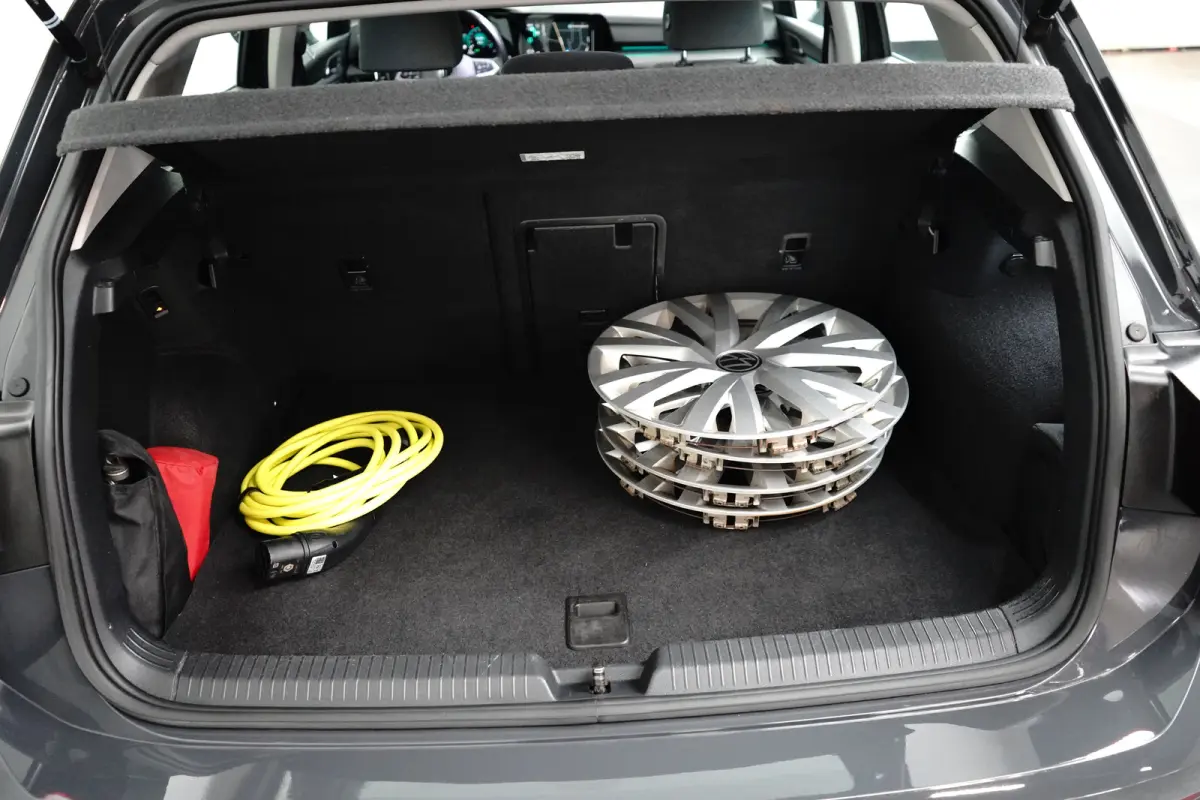 1.4 eHybrid Style l Elektr. Stoel incl Memory l Trekhaak Elektr. l Velours Bekleding l Stoelverwarming l Side Assist l Sensoren voor en achter l