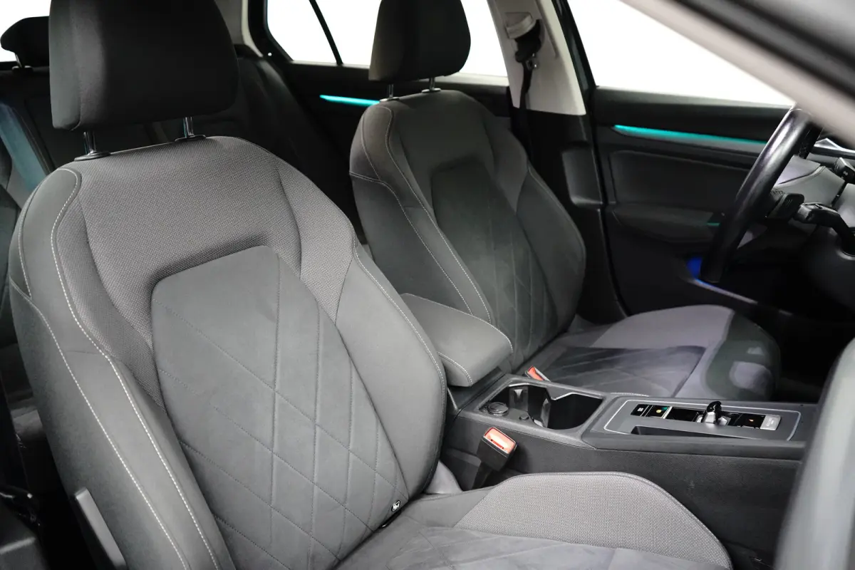 1.4 eHybrid Style l Elektr. Stoel incl Memory l Trekhaak Elektr. l Velours Bekleding l Stoelverwarming l Side Assist l Sensoren voor en achter l