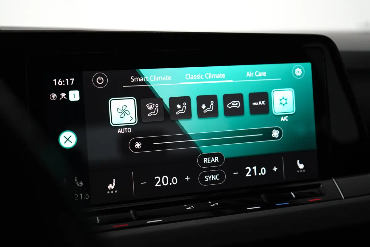 1.4 eHybrid Style l Elektr. Stoel incl Memory l Trekhaak Elektr. l Velours Bekleding l Stoelverwarming l Side Assist l Sensoren voor en achter l