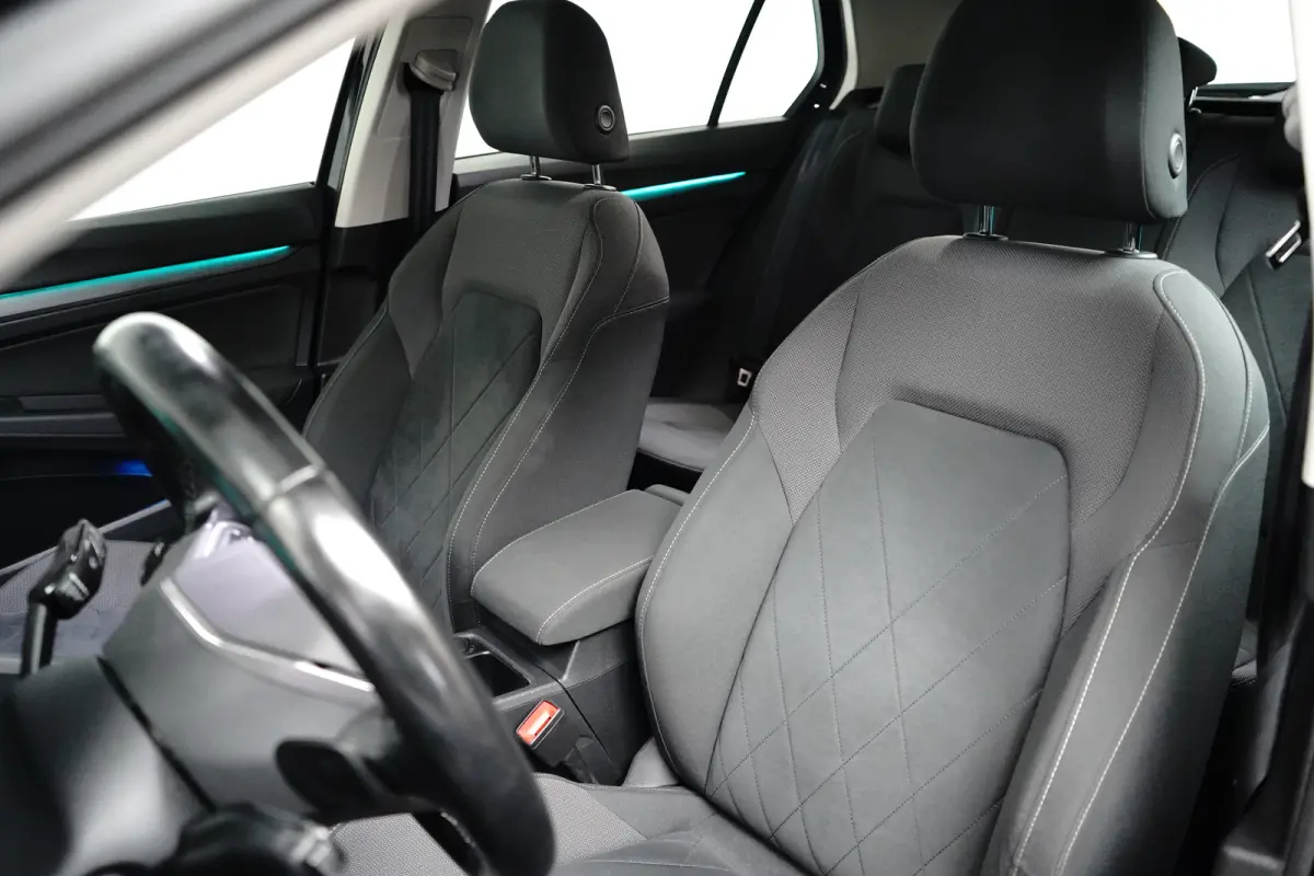 1.4 eHybrid Style l Elektr. Stoel incl Memory l Trekhaak Elektr. l Velours Bekleding l Stoelverwarming l Side Assist l Sensoren voor en achter l