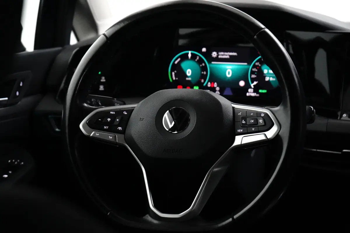 1.4 eHybrid Style l Elektr. Stoel incl Memory l Trekhaak Elektr. l Velours Bekleding l Stoelverwarming l Side Assist l Sensoren voor en achter l