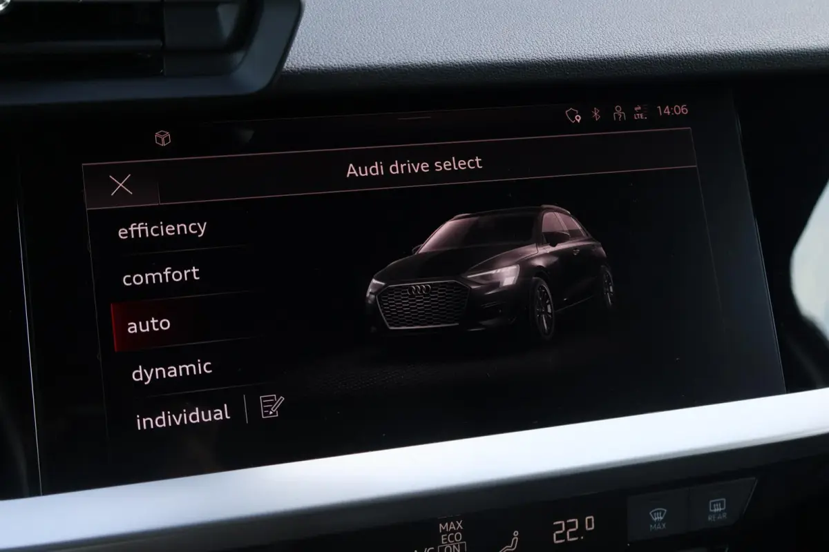 40 TFSIe 204pk Business edition | Trekhaak Afneembaar | Draadloos Carplay | Sportstoelen+verwarming | Draadloze telefoonlader | Privacy glas | Navigatie