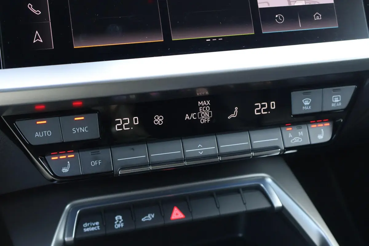 40 TFSIe 204pk Business edition | Trekhaak Afneembaar | Draadloos Carplay | Sportstoelen+verwarming | Draadloze telefoonlader | Privacy glas | Navigatie