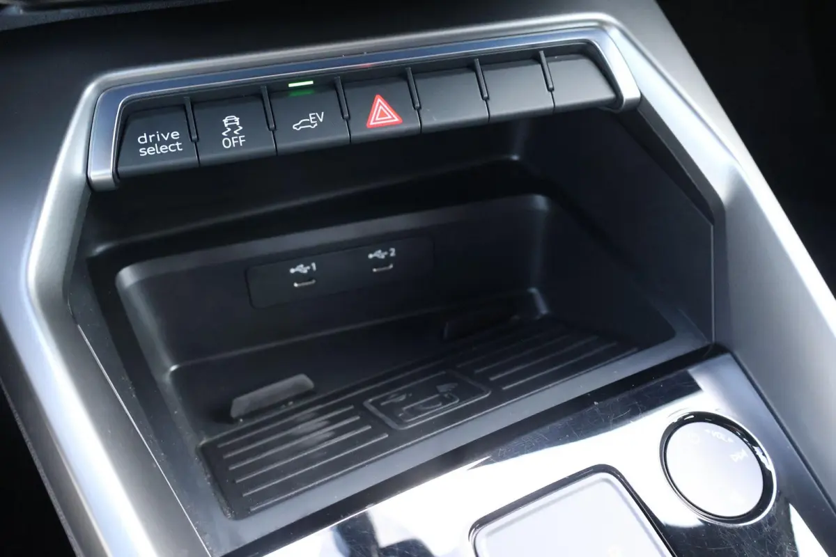 40 TFSIe 204pk Business edition | Trekhaak Afneembaar | Draadloos Carplay | Sportstoelen+verwarming | Draadloze telefoonlader | Privacy glas | Navigatie