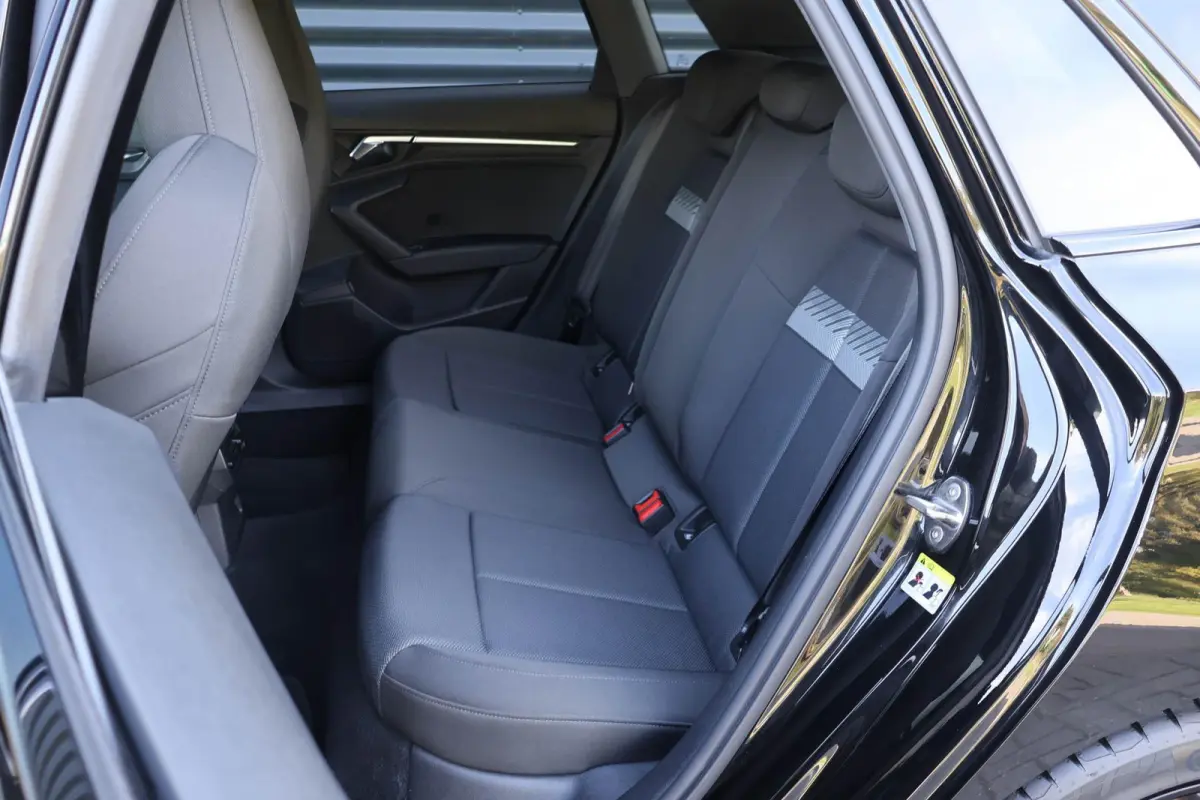 40 TFSIe 204pk Business edition | Trekhaak Afneembaar | Draadloos Carplay | Sportstoelen+verwarming | Draadloze telefoonlader | Privacy glas | Navigatie