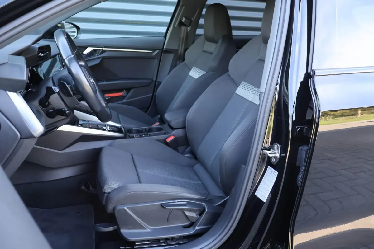 40 TFSIe 204pk Business edition | Trekhaak Afneembaar | Draadloos Carplay | Sportstoelen+verwarming | Draadloze telefoonlader | Privacy glas | Navigatie