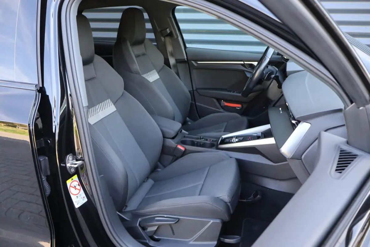 40 TFSIe 204pk Business edition | Trekhaak Afneembaar | Draadloos Carplay | Sportstoelen+verwarming | Draadloze telefoonlader | Privacy glas | Navigatie