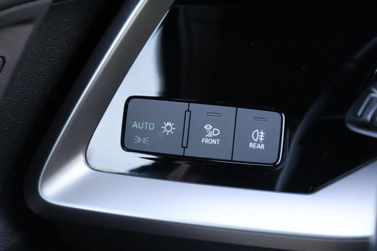 40 TFSIe 204pk Business edition | Trekhaak Afneembaar | Draadloos Carplay | Sportstoelen+verwarming | Draadloze telefoonlader | Privacy glas | Navigatie